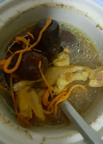 石斛 花胶 猪脚 煲汤(天天喝猪蹄花胶汤，只喝汤，不吃肉，会胖吗？
