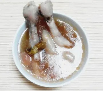 花胶冬菇莲子百合煲排骨汤 猴头菇煲什么汤好