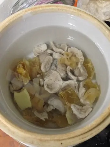 花胶鸡汤怎么是白色的(粤菜的花胶汤是怎么做的？)