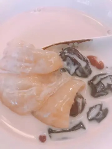 鱼胶里有白色的虫子(杨梅里为什么会有白色虫子，吃了有影响吗？)