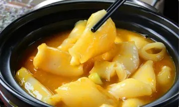 花胶玉米胡萝卜煲鸡汤的做法(榴莲煲鸡可以放红萝卜和玉米吗？)