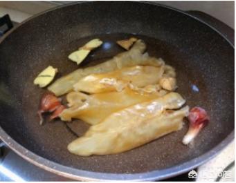 松茸和鱼胶可以一起煲汤吗(花胶羊肚菌松菌能一起煲汤？)