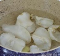 康美牌人参灵芝鱼胶液(灵芝石斛鱼胶猪肉汤是如何制作的呢？