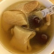 鱼胶白萝卜骨头汤(鱼胶可以和萝卜大骨煲汤吗？)