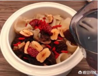 鸡肉可以和鱼胶一起煲汤吗(海鱼胶可以和鸡肉红萝卜一起炖吗？)