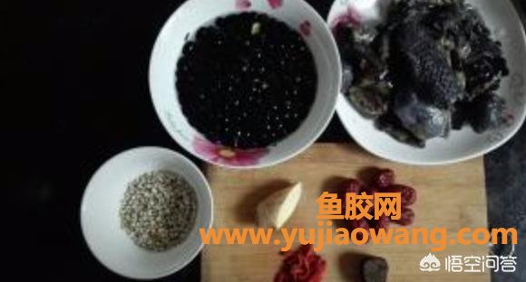 乌鸡黑豆汤能放鱼胶吗(乌鸡煲黑豆放什么材料？)