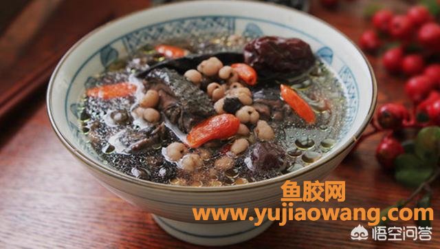 乌鸡黑豆汤能放鱼胶吗(乌鸡煲黑豆放什么材料？)