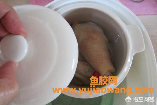 椰皇花胶煲鸡汤(花胶鸡汤为什么酒店煲的那么浓？)