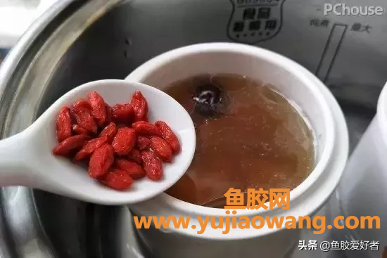 (鱼胶排骨玉米汤的功效与作用)花胶鲜炖排骨，胶原蛋白这样补，让你年