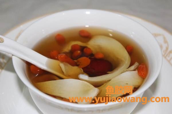(炖鱼胶可以加薏仁吗)薏米百合鱼胶汤_家庭健康养生汤，简单做法，在