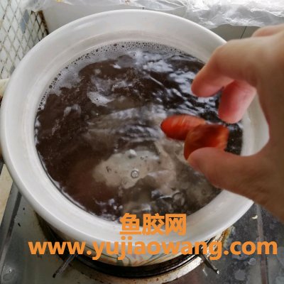 (鳝鱼胶煲汤的做法大全)早上不知道吃什么，一碗龙骨鳝胶汤全搞定