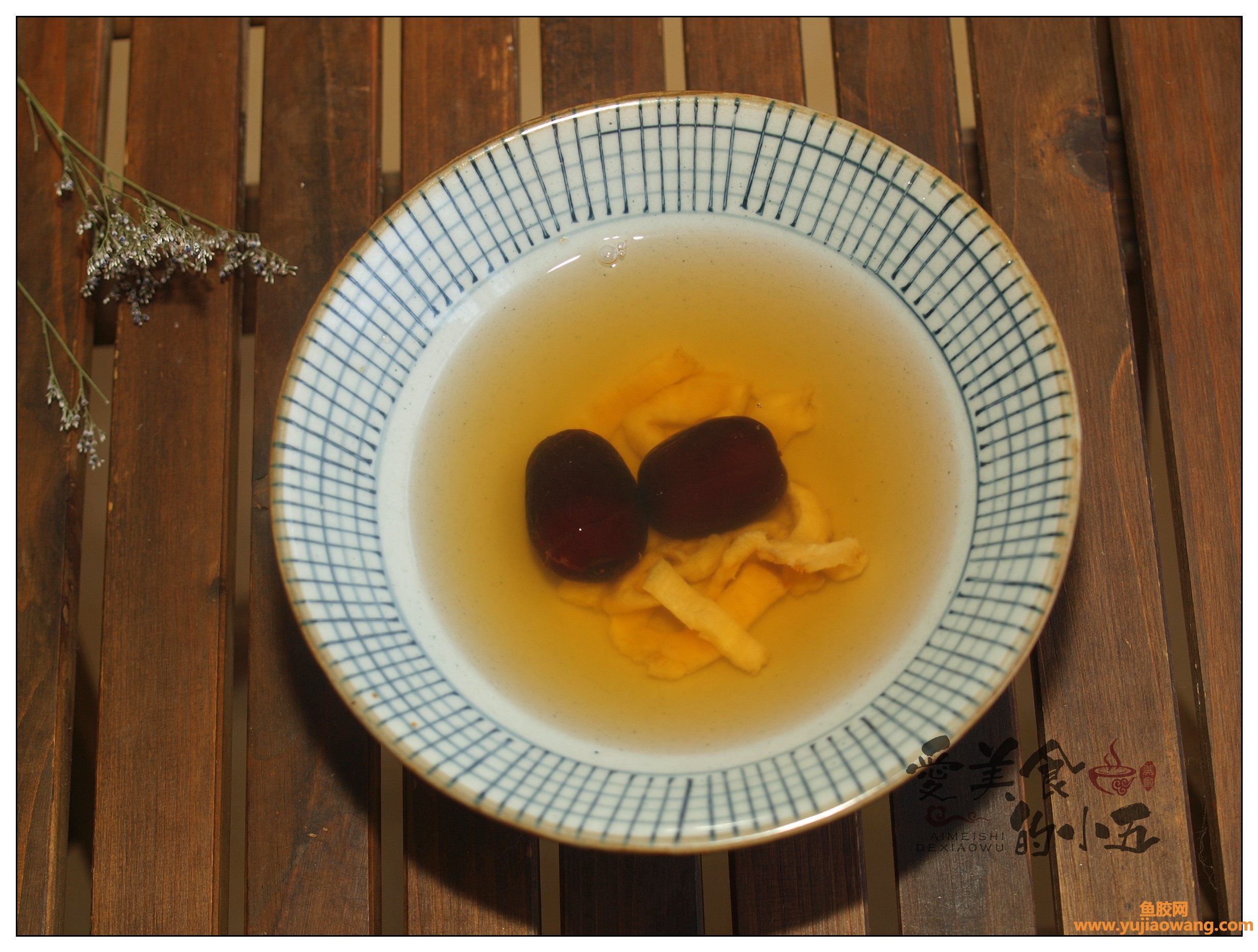 (鱼胶放什么一起炖)红枣炖鱼胶，晚上提前炖好的汤水，无须早起也有暖