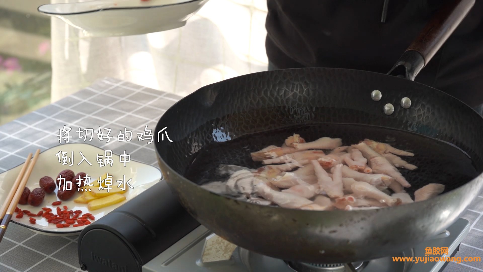 (花生鸡脚鱼胶红枣的功效)鸡爪这样子吃，汤汁浓稠满满的胶原蛋白，煮