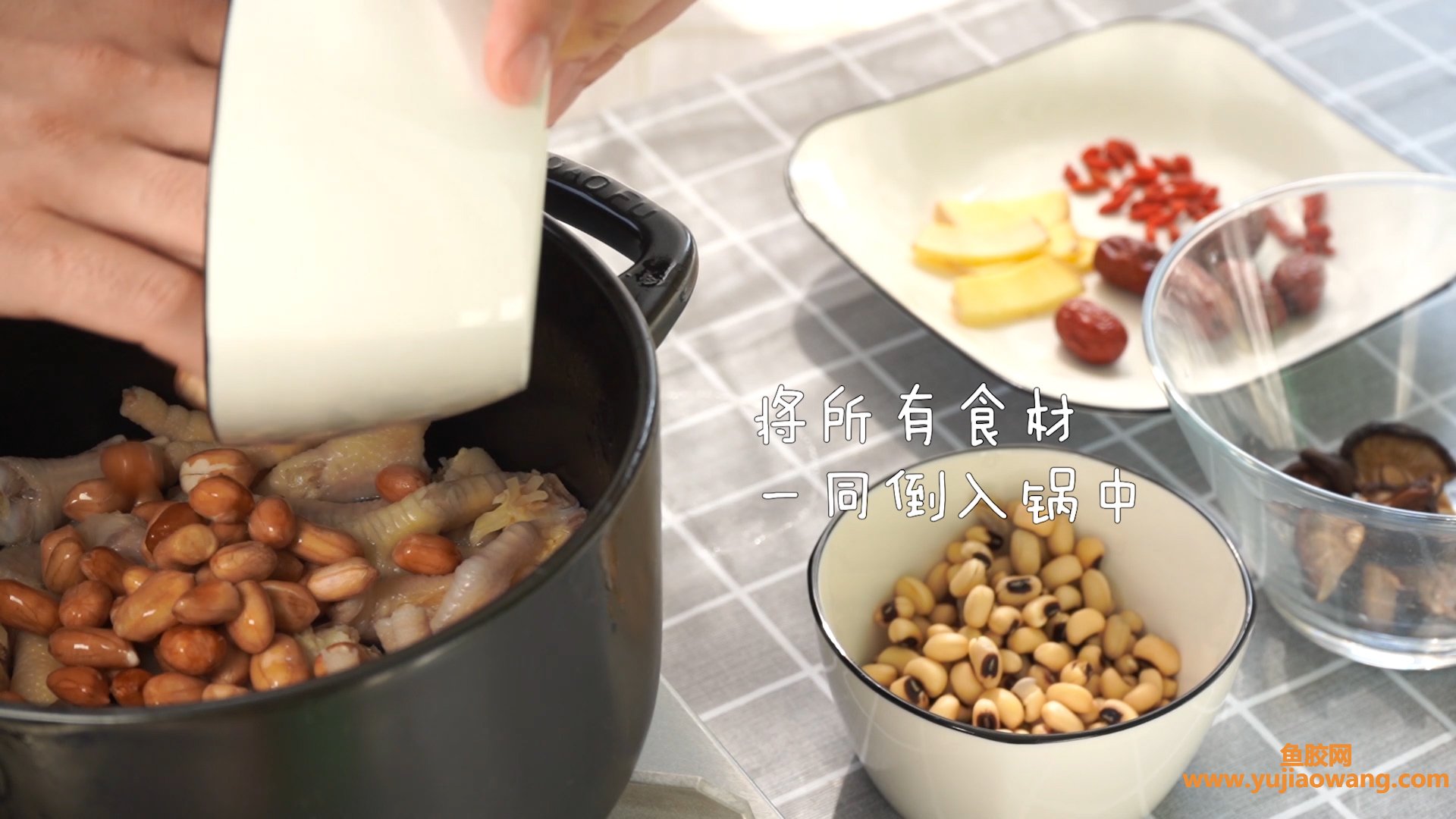 (花生鸡脚鱼胶红枣的功效)鸡爪这样子吃，汤汁浓稠满满的胶原蛋白，煮