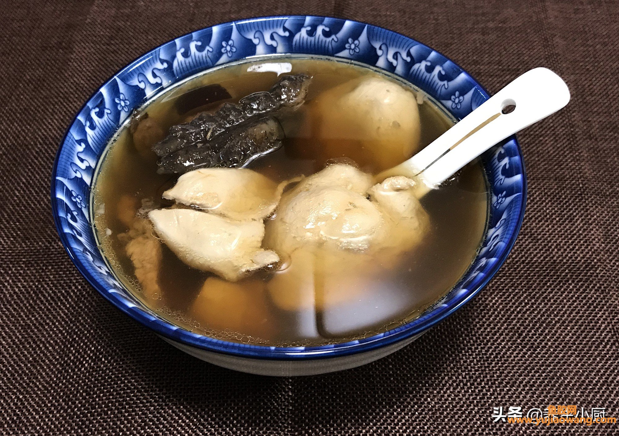 (孕产妇吃鱼胶好还是吃海参好)海参鱼胶瘦肉汤，适合当月子餐、孕妇滋