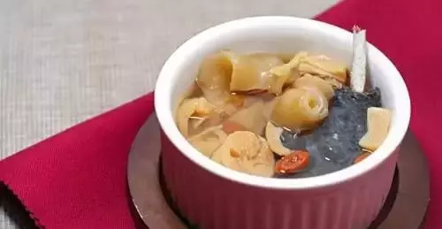 (泡好的海参和鱼胶可以一起煲汤吗)鱼胶加它炖汤，强体质增免