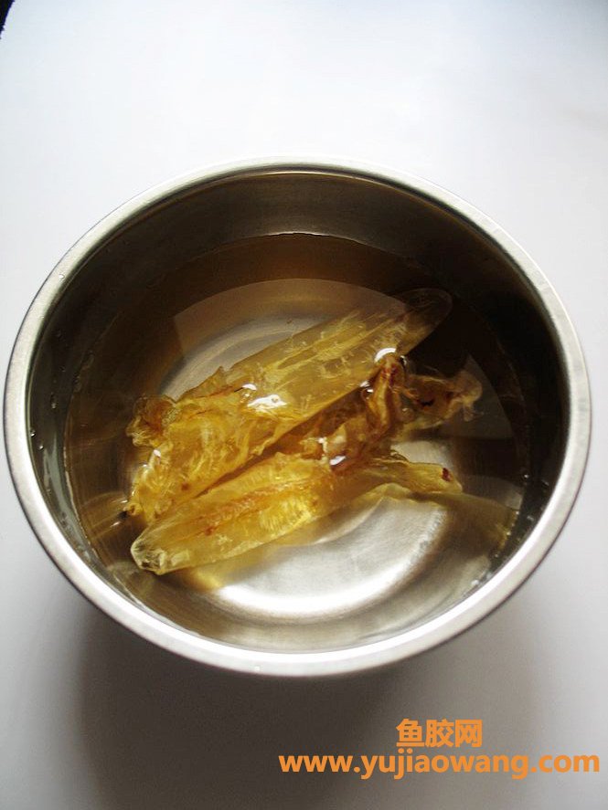 (鱼胶鸡爪三七怎么炖法)这样的花胶鸡脚汤超好喝，满满的胶原蛋白，适