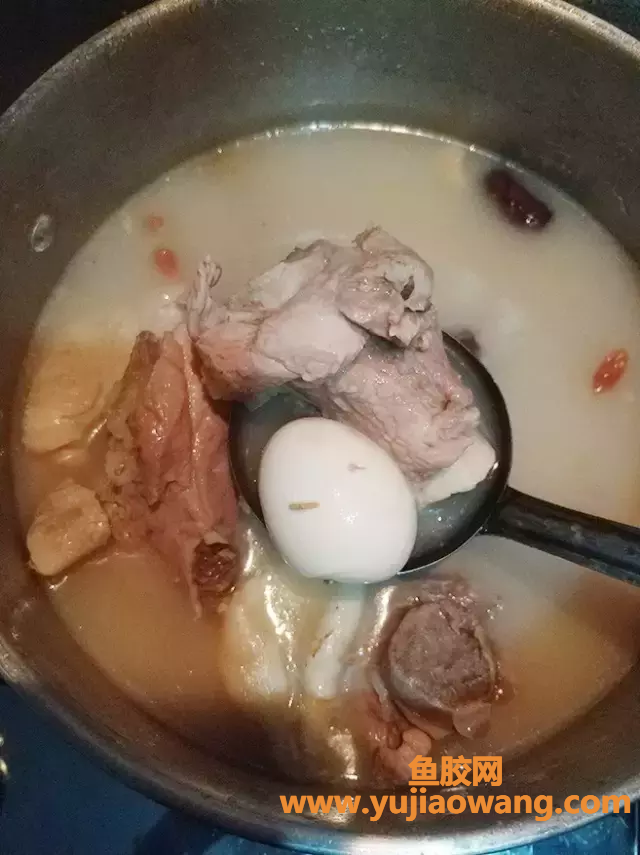 (鱼胶炖鸡蛋的功效与作用)盛一碗“猪骨花胶汤”，里面还有鸡蛋哦!