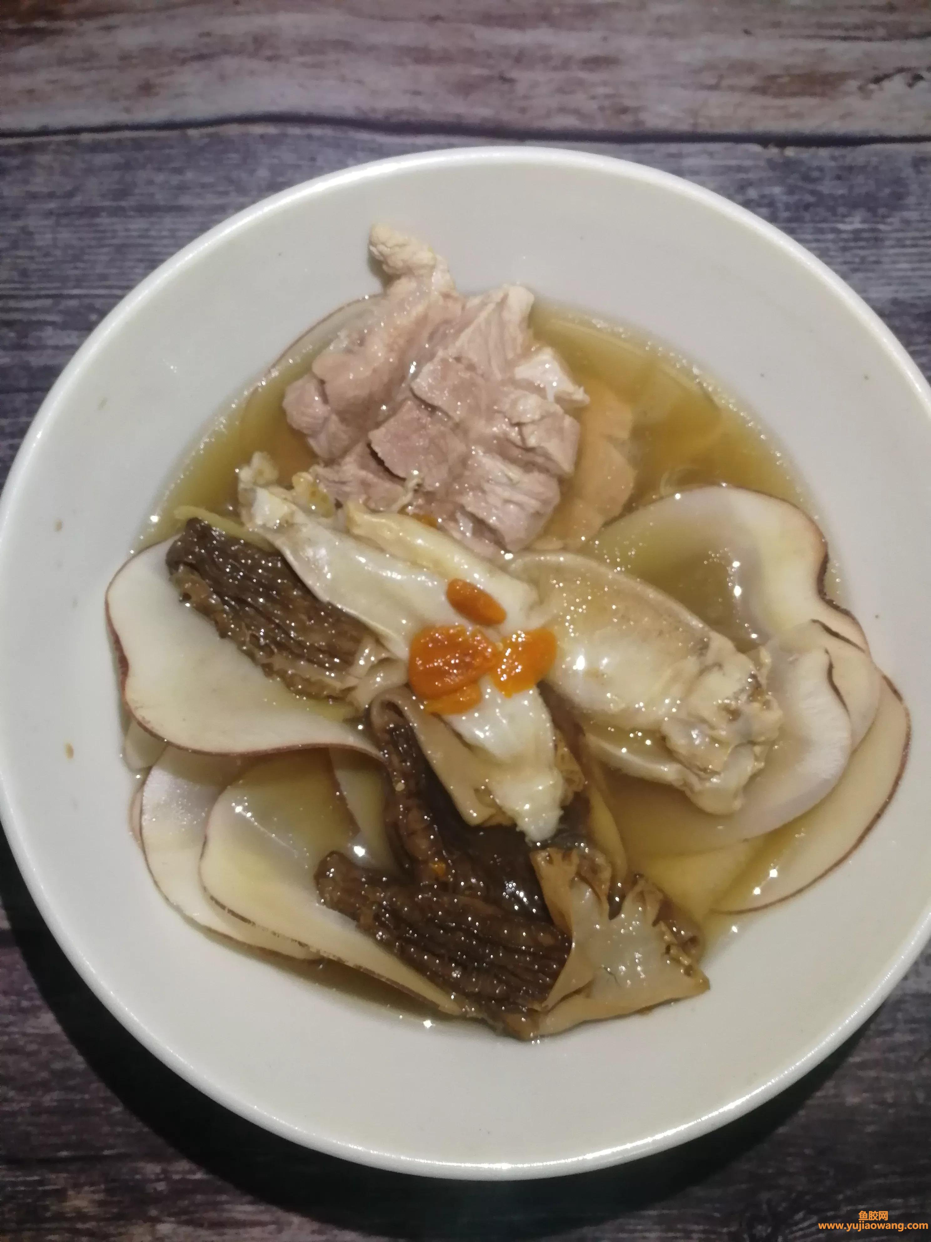 (野生羊肚菌煲鱼胶)立冬后，这道花胶羊肚菌汤，滋补又营养，汤水鲜而