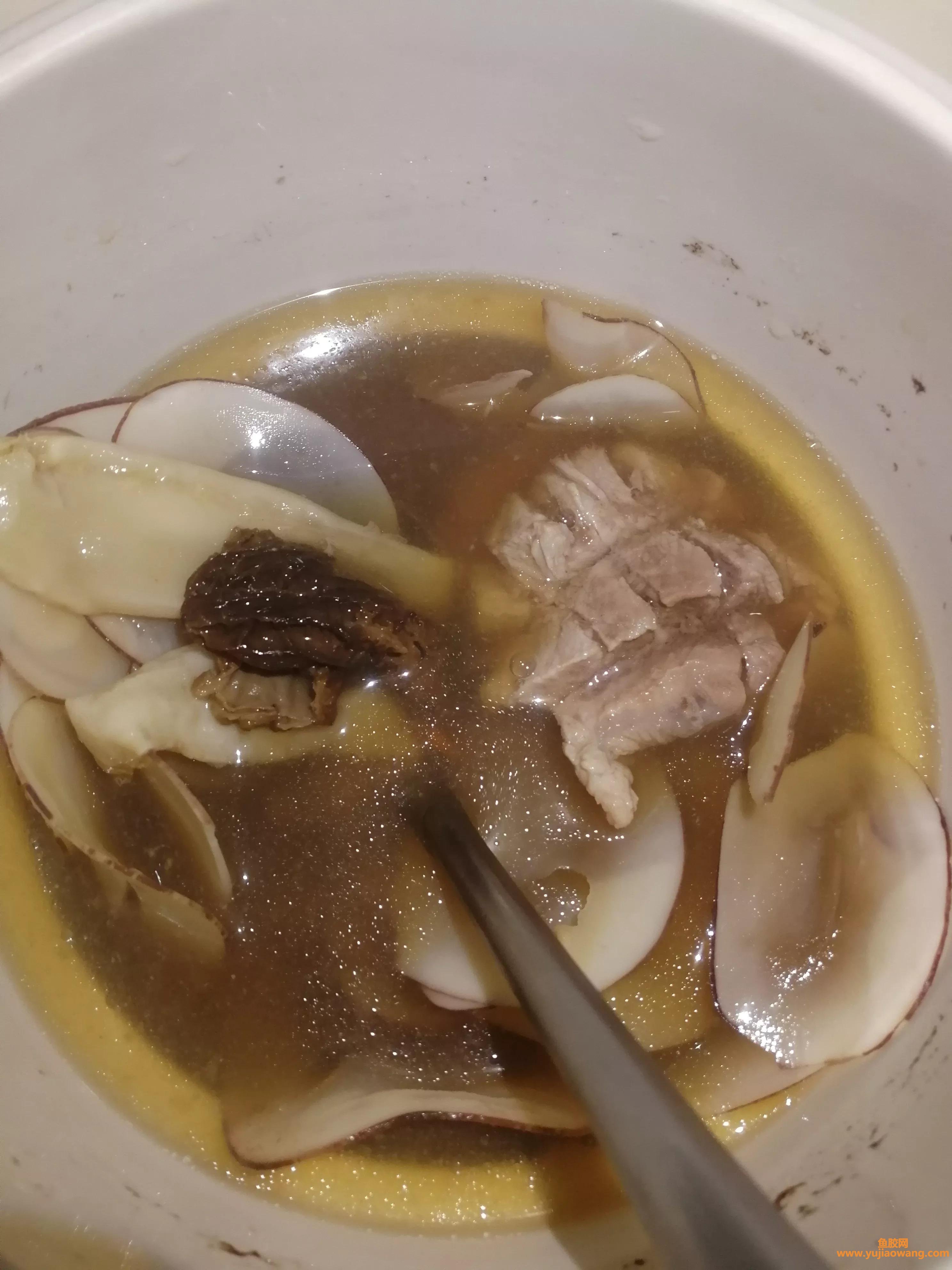 (野生羊肚菌煲鱼胶)立冬后，这道花胶羊肚菌汤，滋补又营养，汤水鲜而