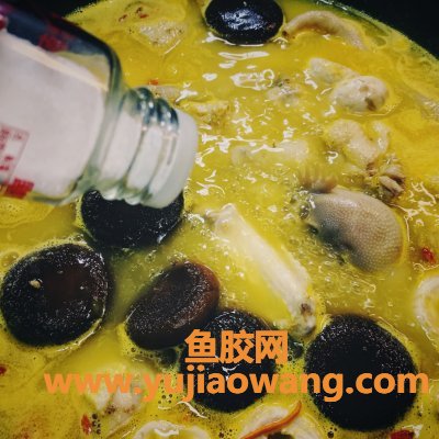 (鱼胶煲鸡汤还可以加点什么好)金汤花胶鸡_搭配多种蔬菜蘑菇_鲜嫩至极