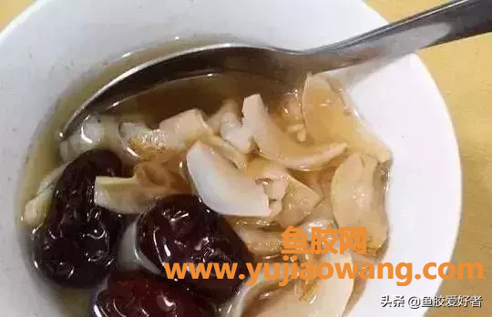 (鱼胶和蜂蜜能一起炖吗)一碗“鱼胶”胜过好多片面膜，这样吃鱼胶，护