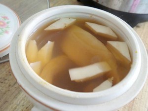 (椰子汁炖鱼胶的功效与作用)冬天吃什么最补皮肤，当然是喝汤啦，妹子