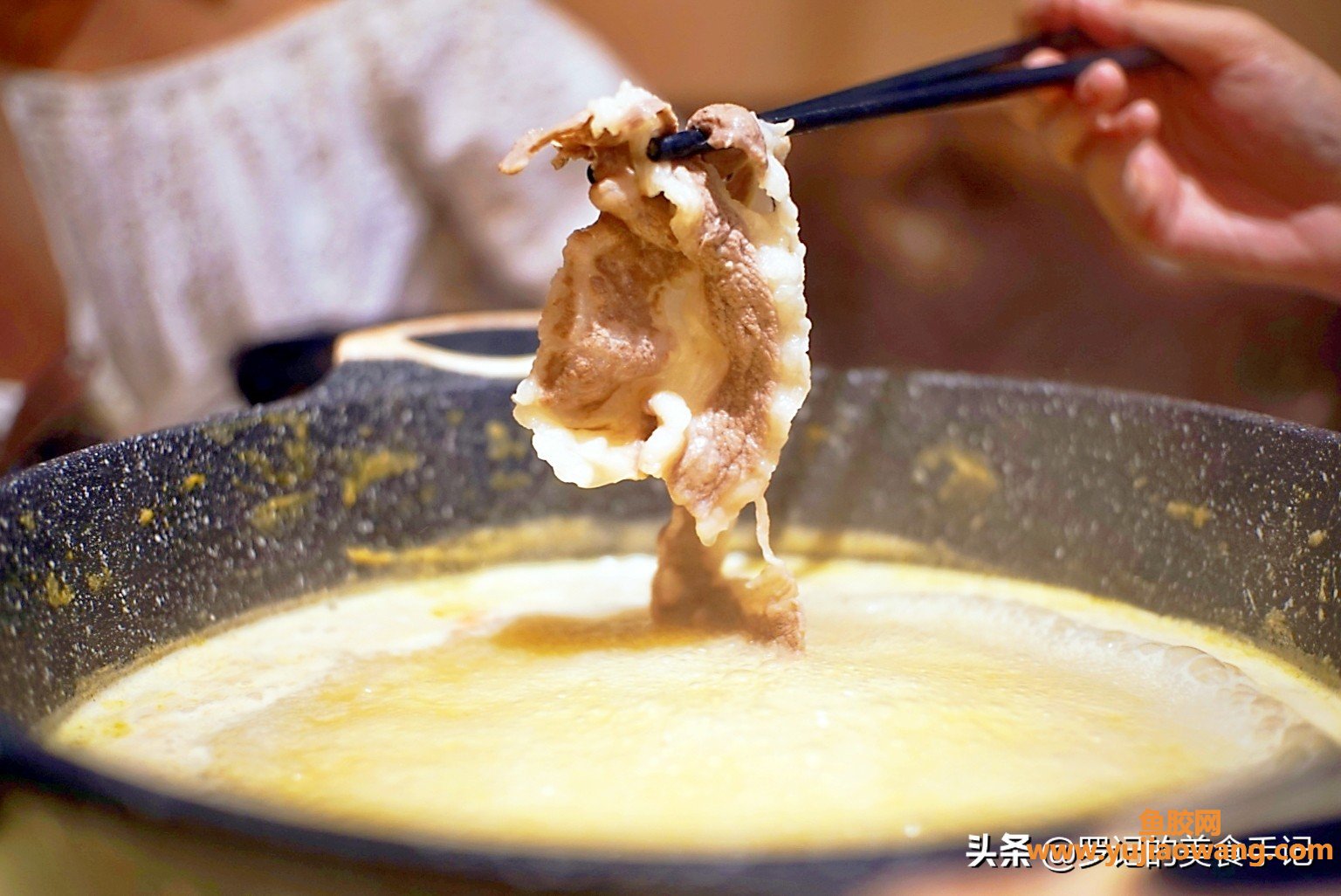 (鱼胶鱼翅煲鸡怎么做好吃)广州番禺南村这个花胶鱼翅鸡煲，让人感到有