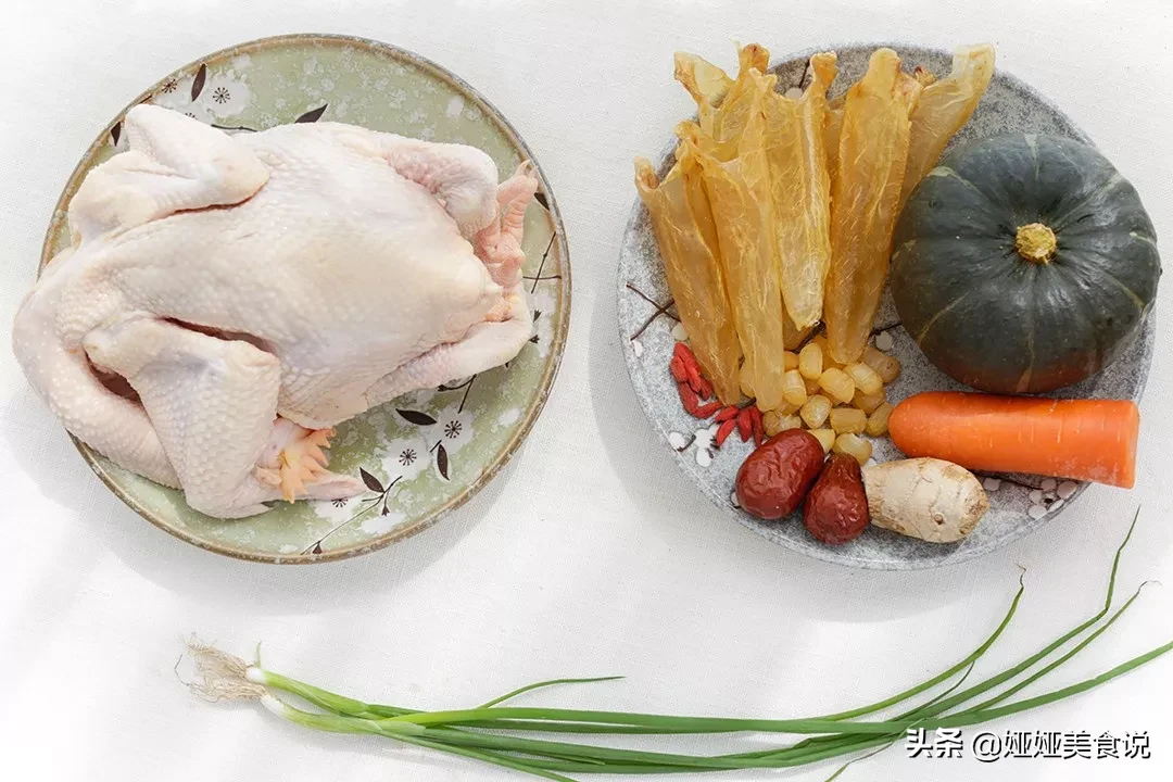 (夏天适合吃鱼胶炖鸡翅)新年聚餐来道硬菜，金汤花胶鸡真硬货!1只鸡加