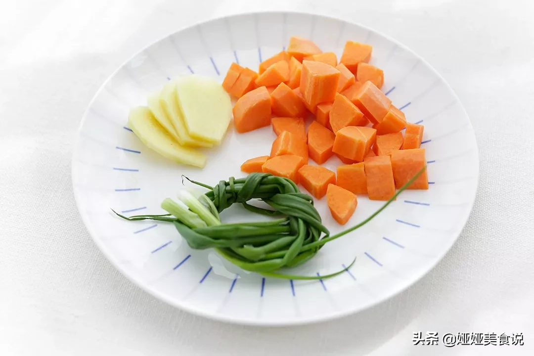 (夏天适合吃鱼胶炖鸡翅)新年聚餐来道硬菜，金汤花胶鸡真硬货!1只鸡加